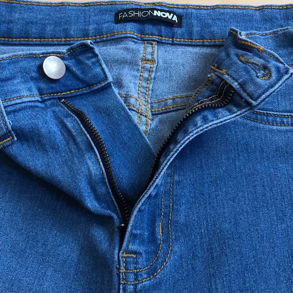 Fashion Nova High Rise Flare Down Jean Juniors Size 3. - Picture 5 of 8